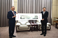 Prof. Fok Tai-fai (left), Pro-Vice-Chancellor of CUHK presents a souvenir to Prof. Wang Lei, Pro-Vice-Chancellor of Nankai University